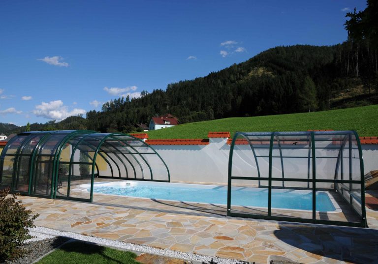 Poolüberdachung Emotion mit tropfenförmiger Konstruktion