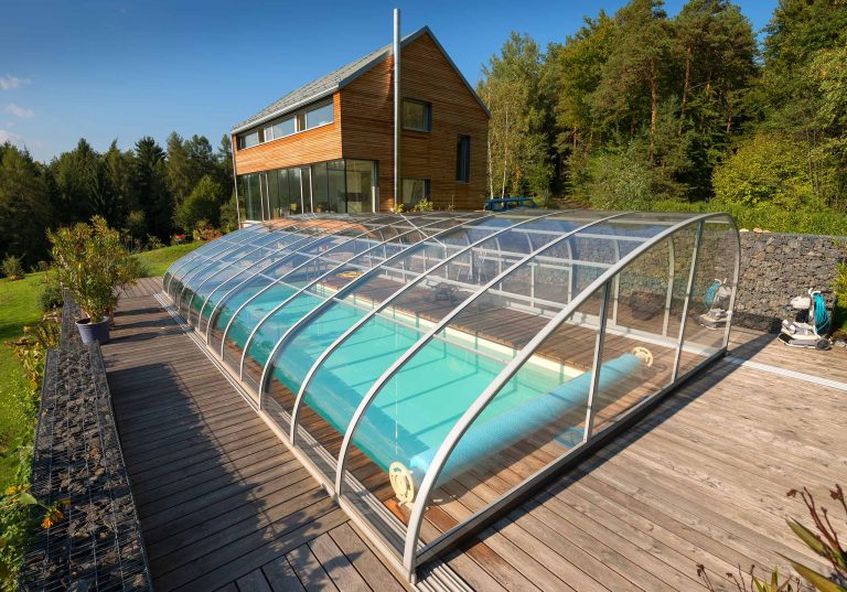 Poolüberdachung Emotion mit tropfenförmiger Konstruktion, Ansicht außen