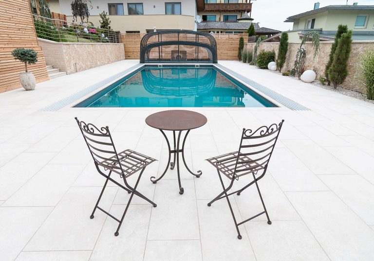 Poolüberdachung Mutation, hybride Überdachung mit hohem Einstiegsbereich und abgesenkten Folgeelementen - Ansicht offen