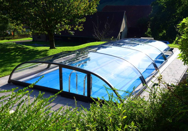 Poolüberdachung Panorama mit durchgehender Polycarbonatplatte