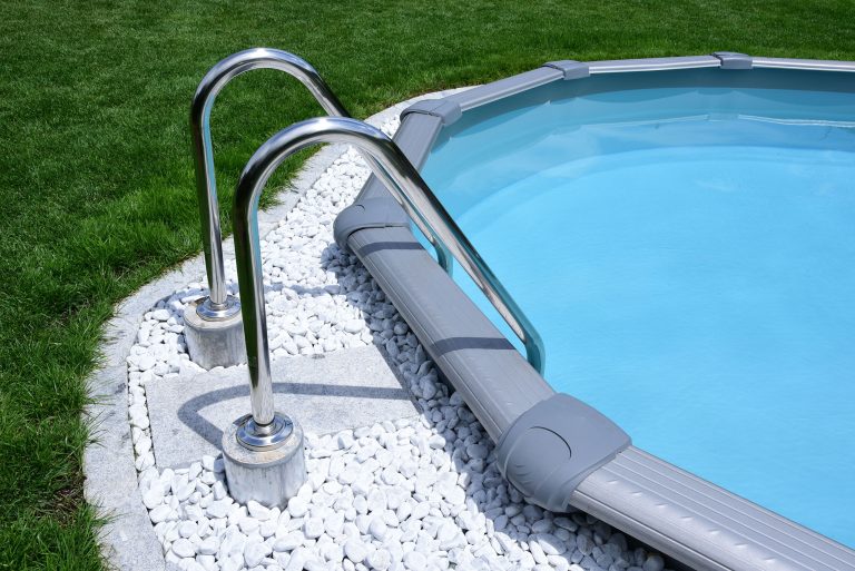 Stahlmantelbecken der Serie Silverline - Detailansicht mit Edelstahlleiter