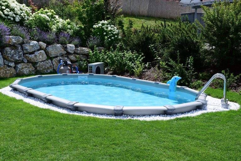 Stahlwandpool - Pool-Set Silverline oval mit Edelstahlleiter