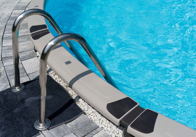 Stahlwandpool Swing - Detailansicht mit Poolleiter