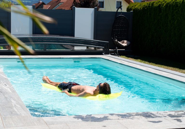 Man auf Luftmatratze im Pool