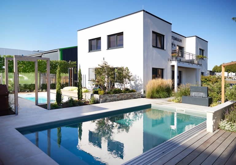 Pool Partner Wien Nord - Gartenraum Poolansicht